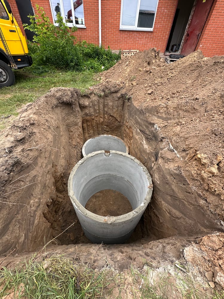 Трехкамерный септик из бетонных колец в котловане